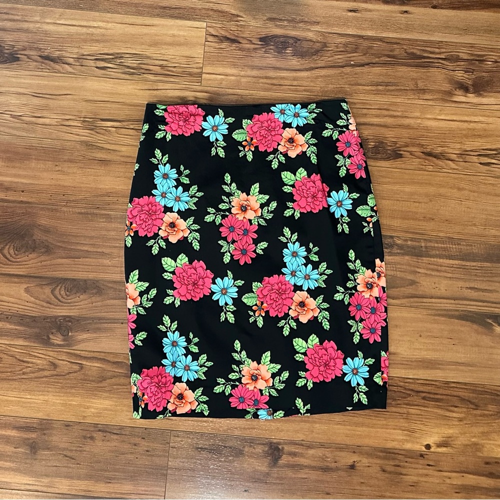 Classy pencil skirt for the summer.